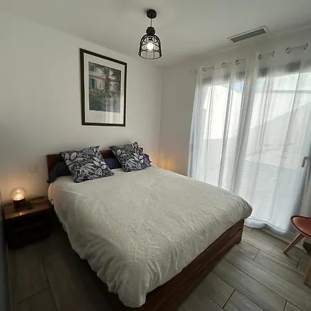 Maison De Bord De Attenante A La *