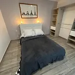 Maison De Bord De Attenante A La *