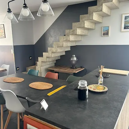 Maison De Bord De Attenante A La *
