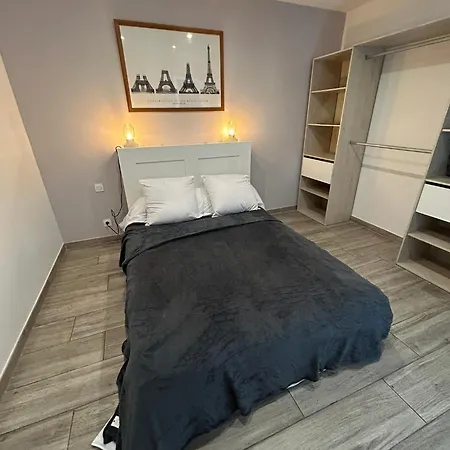 Maison De Bord De Attenante A La *