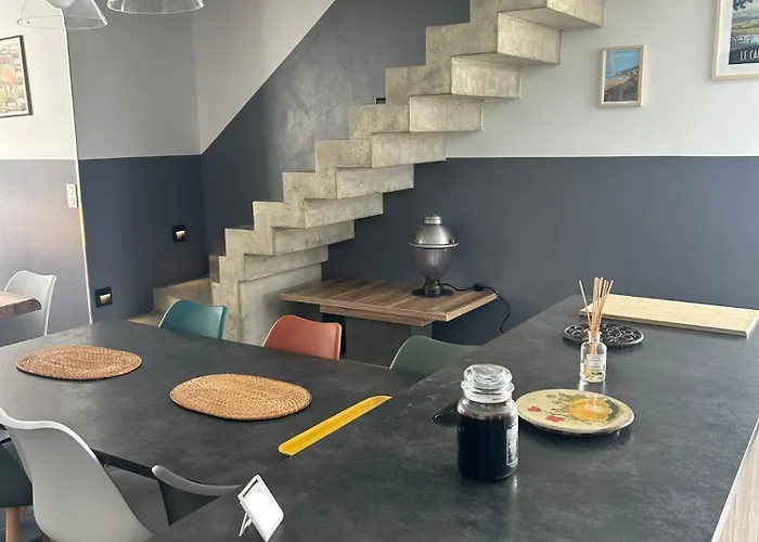Maison De Bord De Attenante A La *