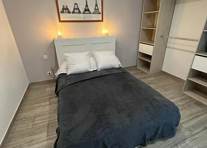 Maison De Bord De Attenante A La *